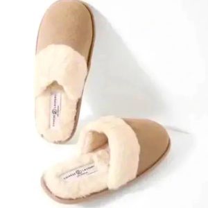 Super comfy slippers! Size XS/S Chinese Laundry.